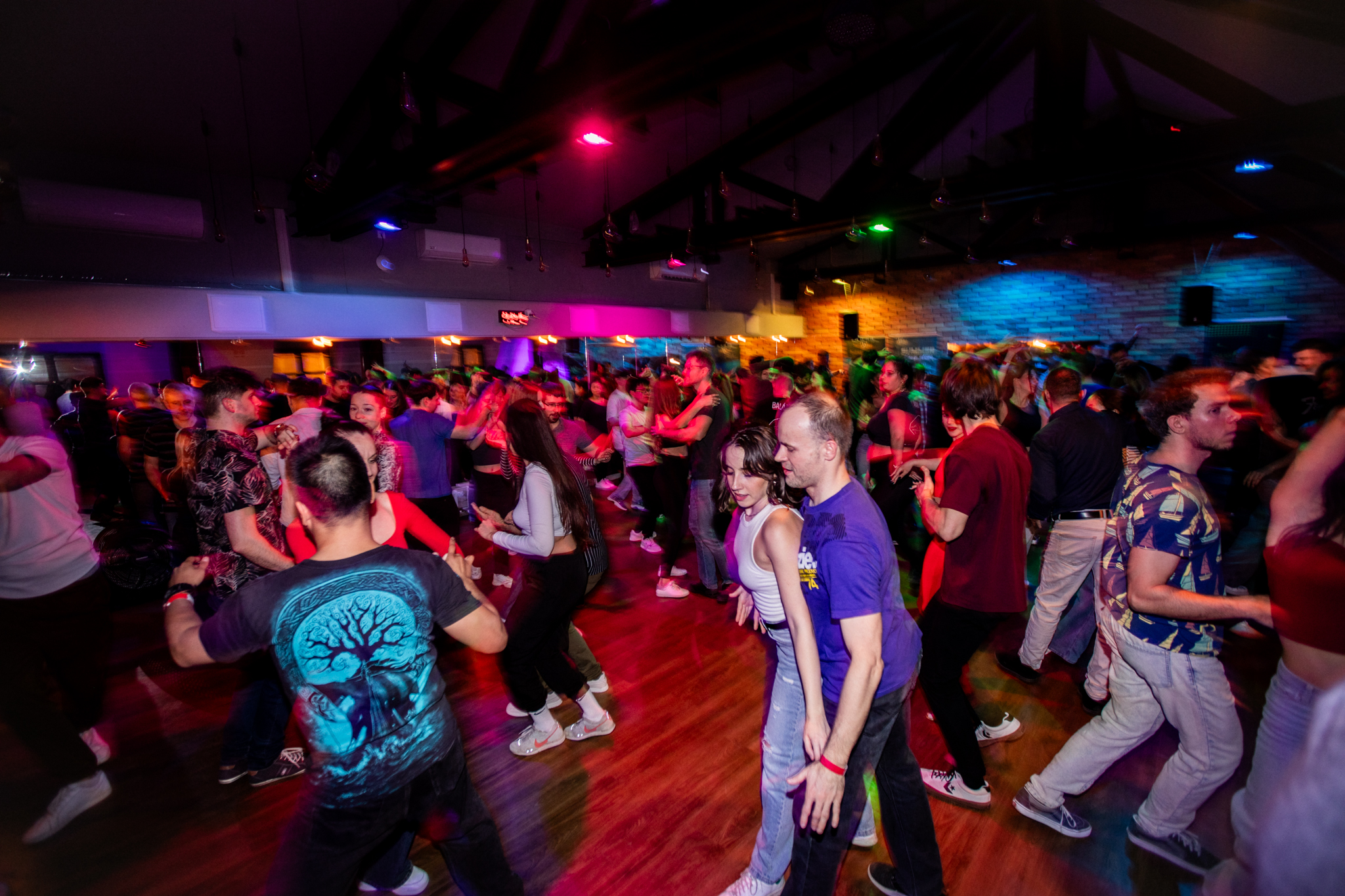 Táncoló tömeg egy Bachata Club Hungary bulin Budapesten